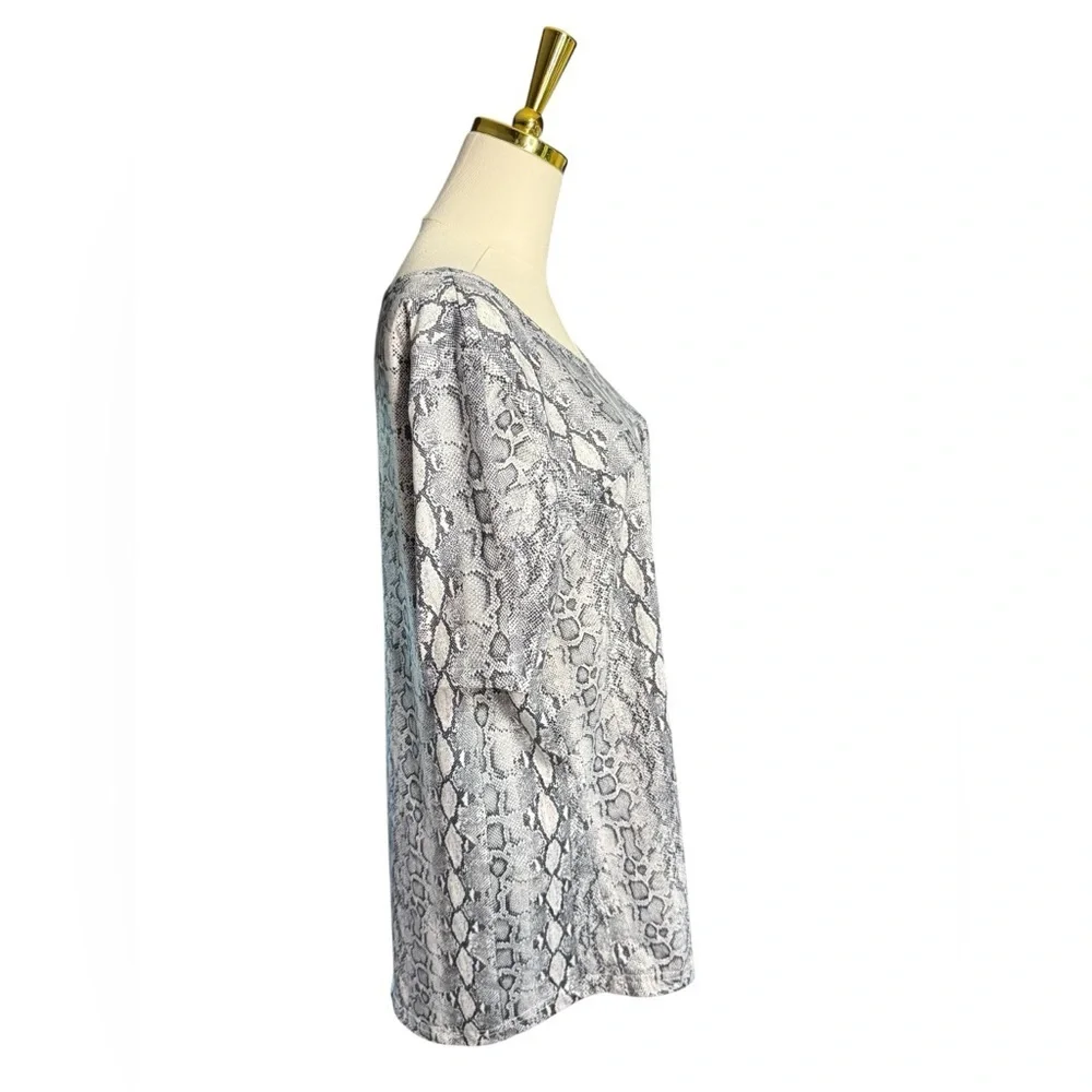 Women’s Snake-Print Short Sleeve Top - Gray and White Size 3X XXXL